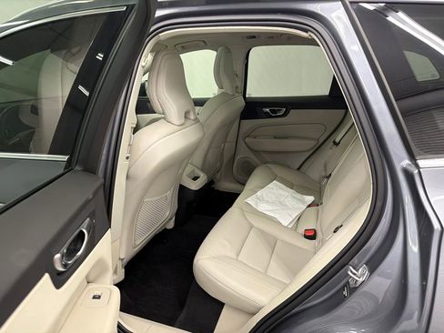 Used 2021 Volvo XC60 T5 Momentum w/ Protection Package Premier image 23