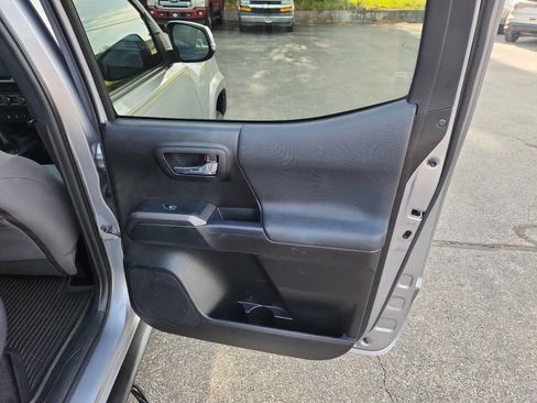 Used 2019 Toyota Tacoma TRD Sport AWD/4WD image 16