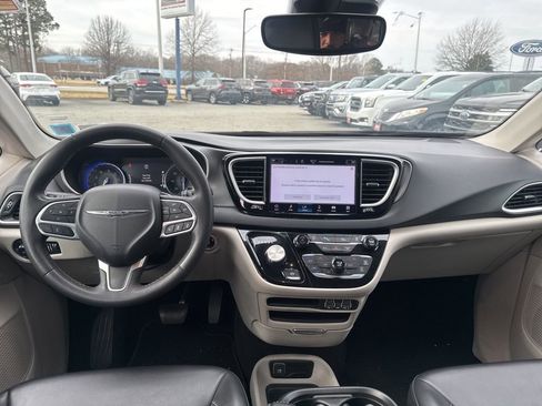 Used 2023 Chrysler Pacifica Touring-L image 9