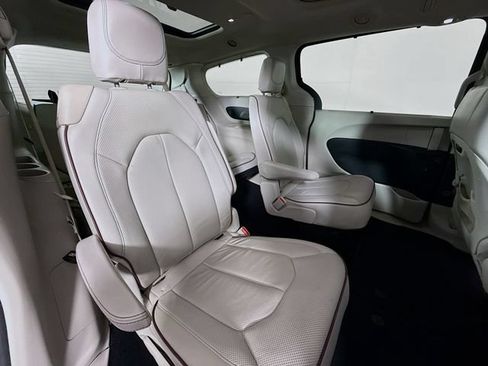 Used 2020 Chrysler Pacifica Limited FWD image 33