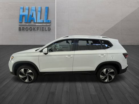 Certified 2025 Volkswagen Taos SE w/ Panoramic Sunroof Package image 3