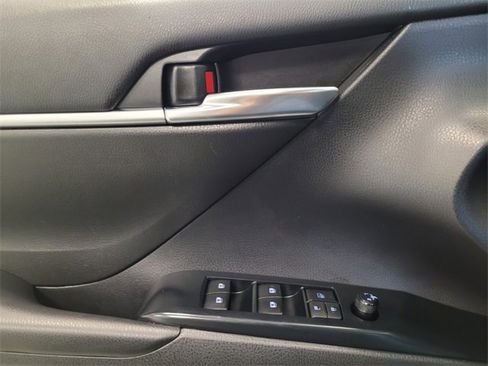Used 2020 Toyota Camry SE image 26