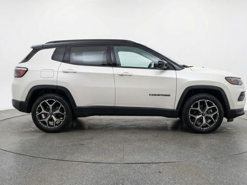 Used 2025 Jeep Compass Limited image 11