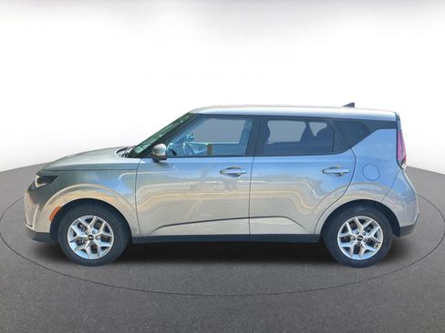 Used 2025 Kia Soul LX w/ LX Technology Package FWD image 4
