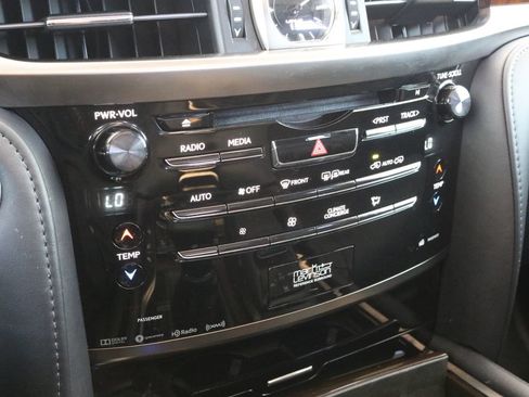 Used 2017 Lexus LX 570 4WD w/ Luxury Package image 18