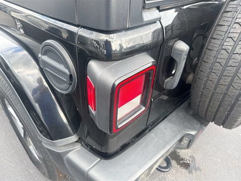 Used 2022 Jeep Wrangler Unlimited Sahara w/ Cold Weather Group AWD/4WD image 9