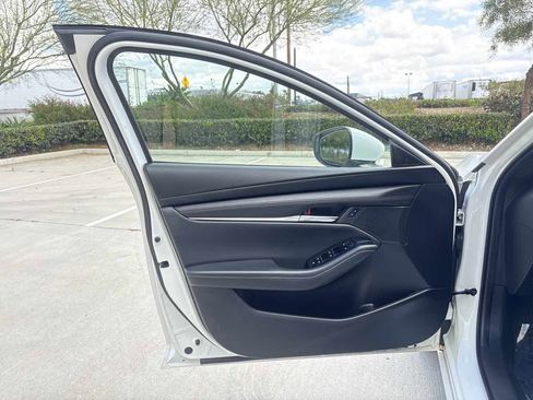 Used 2019 MAZDA MAZDA3 Hatchback FWD image 18