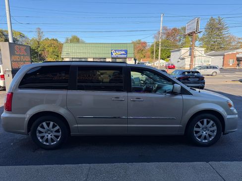 Used 2013 Chrysler Town & Country Touring image 6