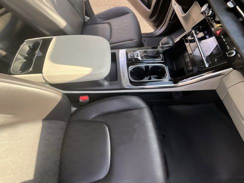 Used 2024 Kia Carnival EX image 34