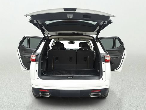 Used 2019 Chevrolet Traverse Premier w/ Driver Confidence II Package FWD image 14