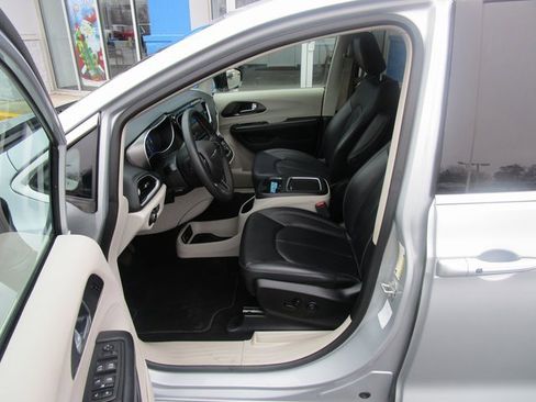 Used 2024 Chrysler Pacifica Touring-L image 17