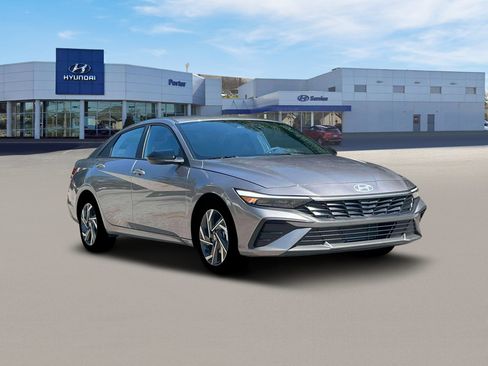 Used 2025 Hyundai Elantra Sport FWD image 11