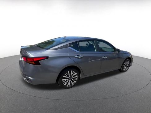 Used 2025 Nissan Altima 2.5 SV FWD image 14