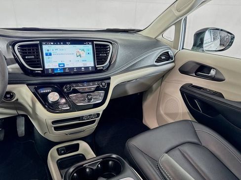 Used 2024 Chrysler Pacifica Touring-L FWD image 19