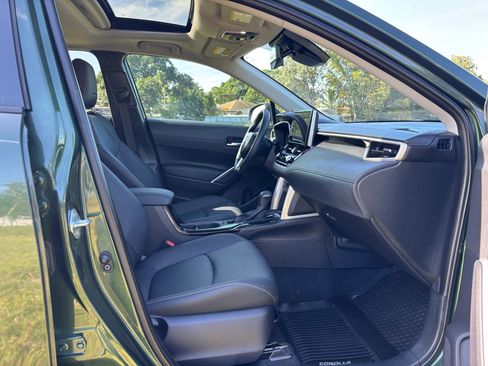 Used 2025 Toyota Corolla Cross XLE w/ Convenience Package image 10