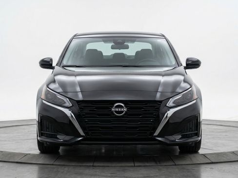 Used 2025 Nissan Altima 2.5 SV image 2
