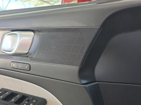 Used 2019 Volvo XC40 T4 Momentum FWD image 25