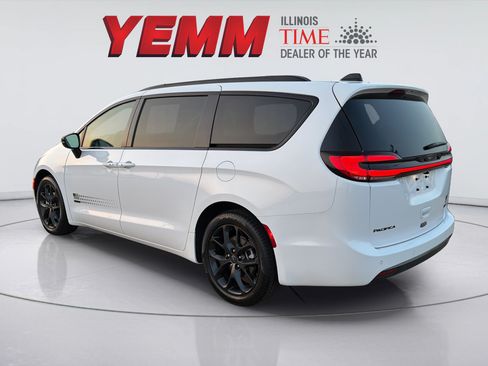 New 2027 Chrysler Pacifica Select FWD image 6