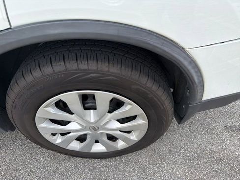 Used 2018 Nissan Rogue S image 19