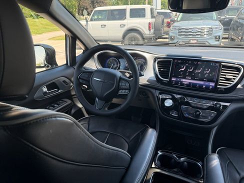 Used 2025 Chrysler Pacifica Limited FWD image 33