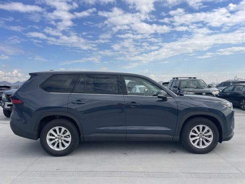 Used 2025 Toyota Grand Highlander AWD image 3