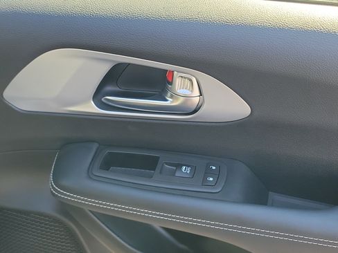 Used 2025 Chrysler Pacifica Limited image 33