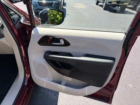 Used 2023 Chrysler Pacifica Limited AWD/4WD image 40