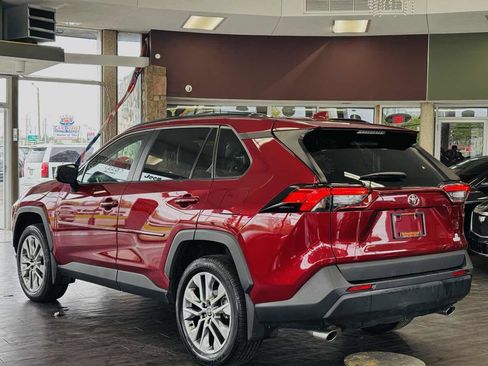 Used 2022 Toyota RAV4 XLE Premium AWD/4WD image 7