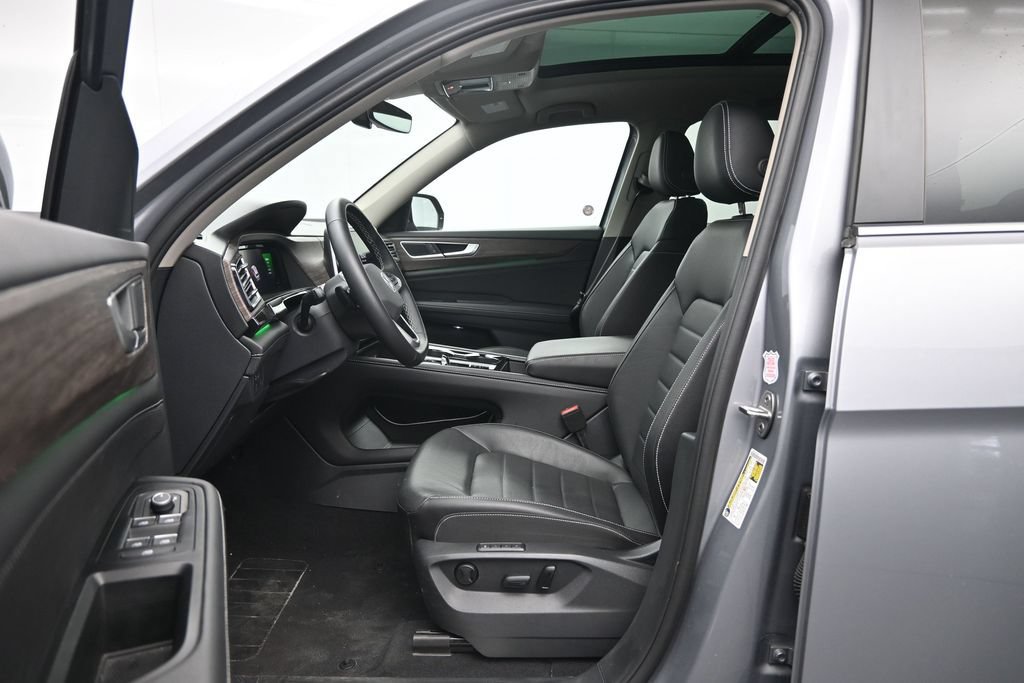 Used 2025 Volkswagen Atlas SEL AWD/4WD image 21