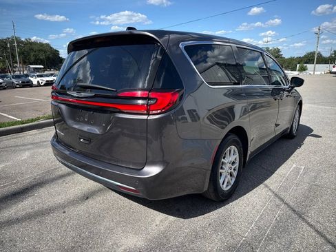 Used 2023 Chrysler Pacifica Touring-L FWD image 7