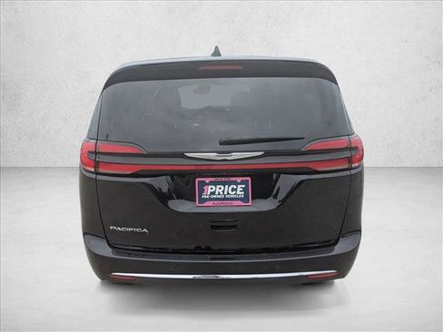 Used 2024 Chrysler Pacifica Touring-L FWD image 6