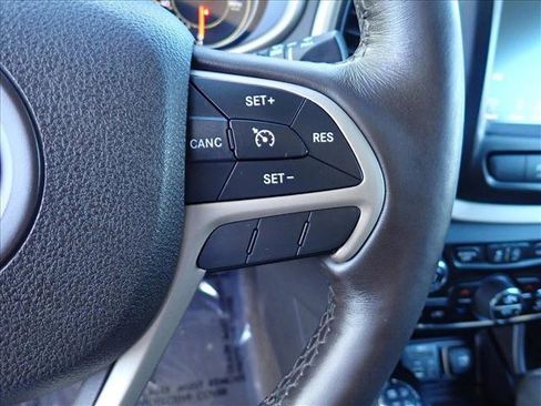 Used 2017 Jeep Cherokee Trailhawk image 16