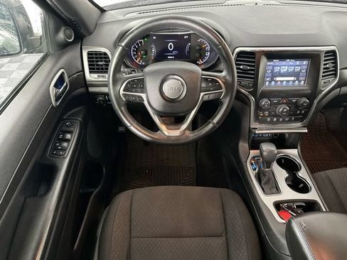 Used 2018 Jeep Grand Cherokee Laredo AWD/4WD image 4