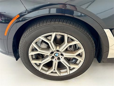 Used 2025 BMW X7 xDrive40i w/ Climate Comfort Package image 25