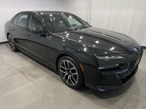 Used 2024 BMW i7 xDrive60 w/ Executive Package image 3