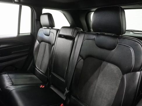 Used 2025 Jeep Grand Cherokee Altitude image 18