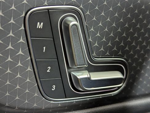 Used 2025 Mercedes-Benz GLB 250 image 19