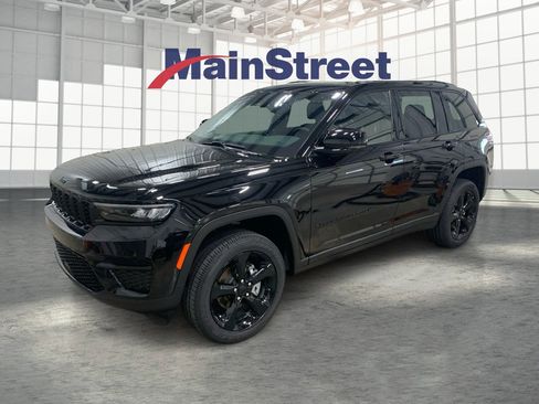 New 2025 Jeep Grand Cherokee Altitude image 1