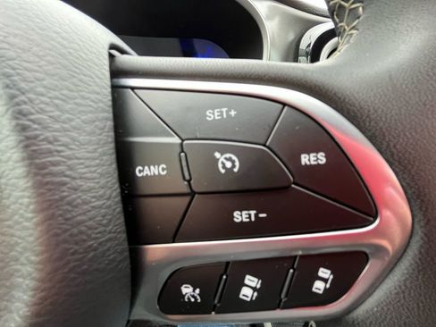 Used 2024 Chrysler Pacifica Touring-L FWD image 13