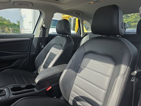 Used 2022 Volkswagen Jetta SE w/ Panoramic Sunroof Package FWD image 25