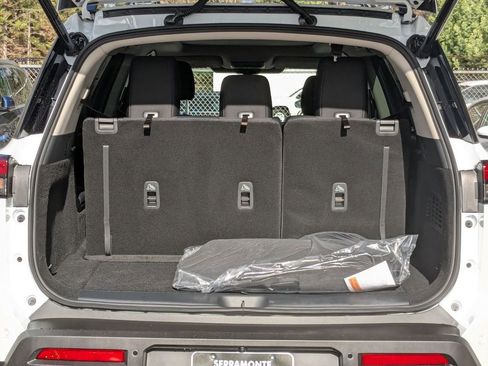 New 2025 Nissan Pathfinder SV w/ SV Premium Package AWD/4WD image 28