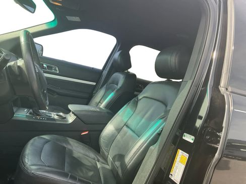 Used 2016 Ford Explorer XLT w/ Equipment Group 202A image 9