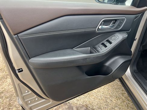 Used 2022 Nissan Rogue Platinum w/ Head-Up Display Package image 14