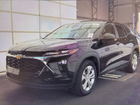 Used 2025 Chevrolet Trax LS FWD image 1