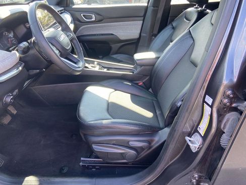 Used 2024 Jeep Compass Latitude image 17