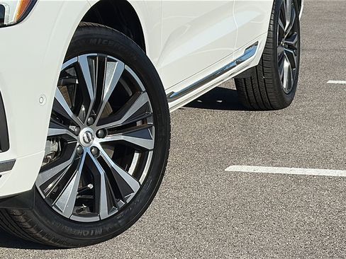 Used 2022 Volvo XC60 T8 Inscription Expression w/ Advanced Package image 3