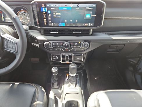 Used 2025 Jeep Gladiator Sport AWD/4WD image 11