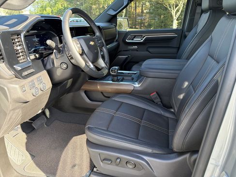 Used 2024 Chevrolet Silverado 1500 High Country w/ Technology Package image 9