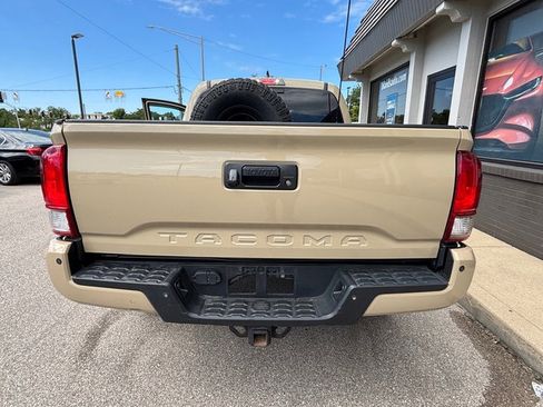 Used 2017 Toyota Tacoma TRD Off-Road w/ Premium & Technology Package image 4