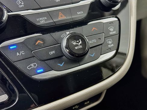Used 2017 Chrysler Pacifica Touring Plus w/ Tire & Wheel Group FWD image 18